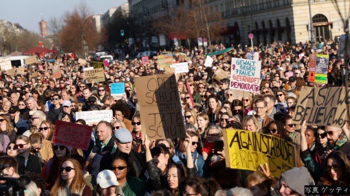 多数の女性が抗議のため押し寄せた