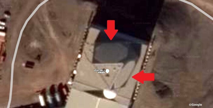 ピトゥフィク基地のUEWRレーダーにはアンテナ面（矢印）が二面しかない