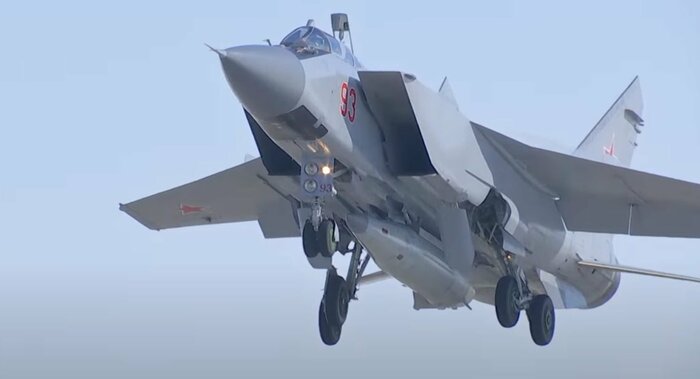 MiG-31K攻撃機に懸架されたキンジャール極超音速ミサイル(ロシア国防省公式YouTubeより)