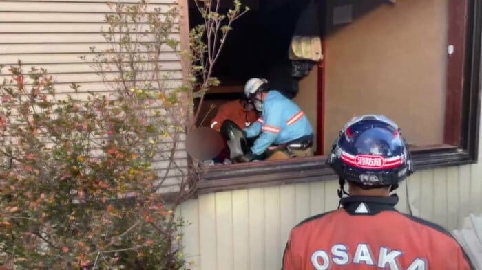 女性救出の映像 警察庁提供