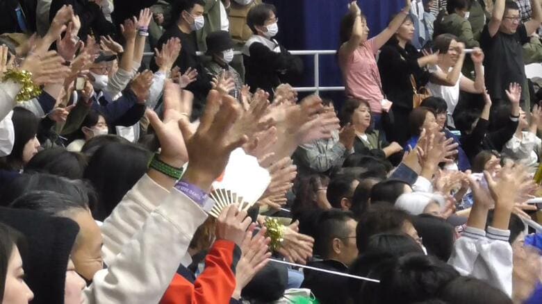 「サインエール」送る観客たち…デフリンピックのバレーボール会場は満員に　観戦ツアーでは参加者たちが手話やサインエールのやり方を学ぶ｜FNNプライムオンライン