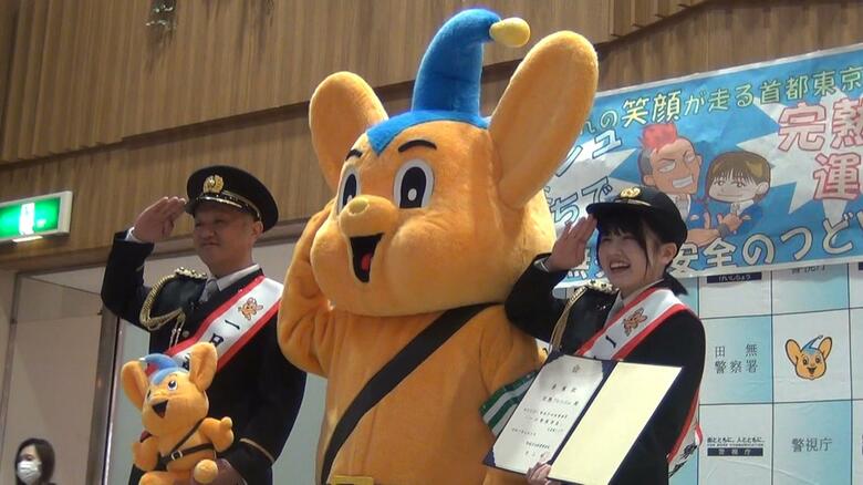 ”交通安全漫才”でヘルメット着用など呼びかけ　親子お笑いコンビ・完熟フレッシュ池田親子が一日署長に就任　警視庁｜FNNプライムオンライン