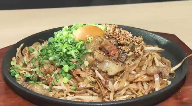“九州一の焼きうどん”召し上がれ　地元のソウルフード専門店がJR小倉駅にオープン　平打ちの生麺に香ばしいソースが絡む　福岡・北九州市｜FNNプライムオンライン