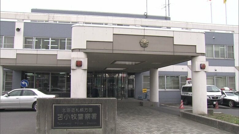 【600キロ超のウシ暴れる】“60代の男性作業員”尻に押され柵と挟まれ肋骨を折る重傷「畜産工場内の牧場で1人で移動作業中」北海道安平町｜FNNプライムオンライン