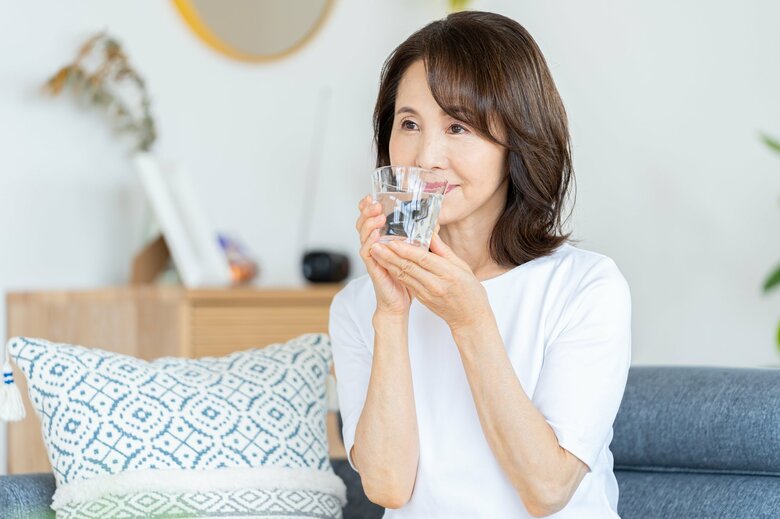 高齢者は時間を決めて意識的に飲む(画像:イメージ)