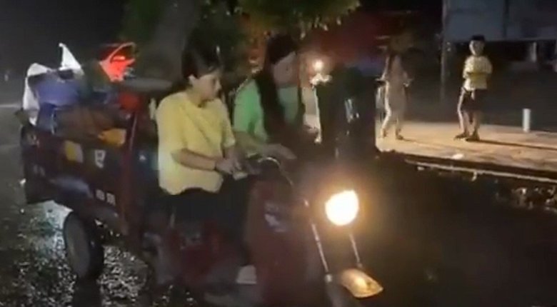 数時間後に水没する我が家を後にする地元住民