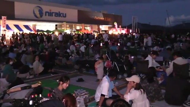 絶好の観覧場所にも多くの人