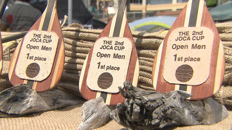 カヌーをこぐパドルに見立てて作られたトロフィー