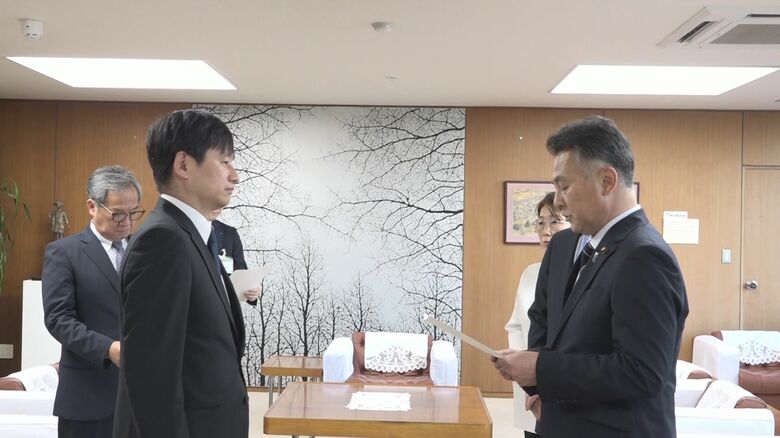 市議会から抗議文を受け取った上越市・中川幹太市長（左）