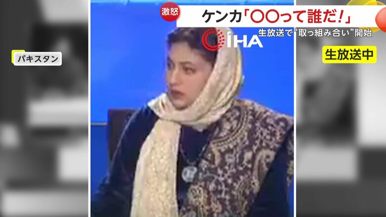 2人の政治家のけんかに、心配そうにチラリと様子をうかがう女性キャスター