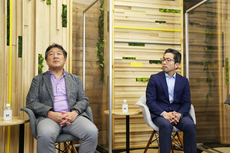 EY税理士法人のパートナー・関谷浩一さん（左）と岡田力さん（右）
