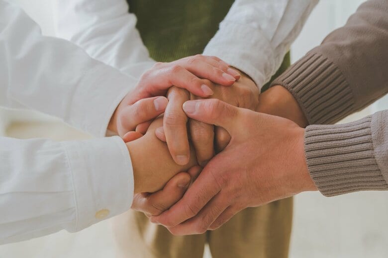 相続は相続人全員の合意と協力が大切（画像：イメージ）