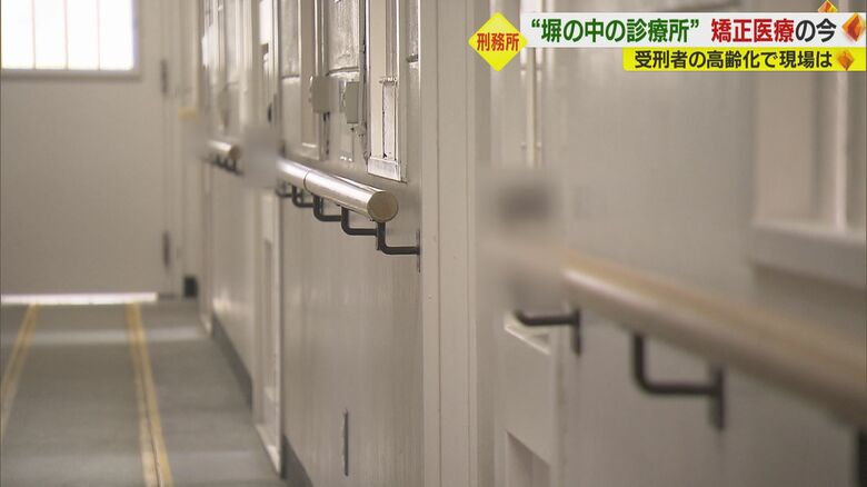 手すりが取り付けられた廊下