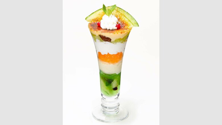 ミントを内部に入れ込んだパフェ「焦がしメロンのブリュレパフェ」※期間限定のため、現在は販売していない