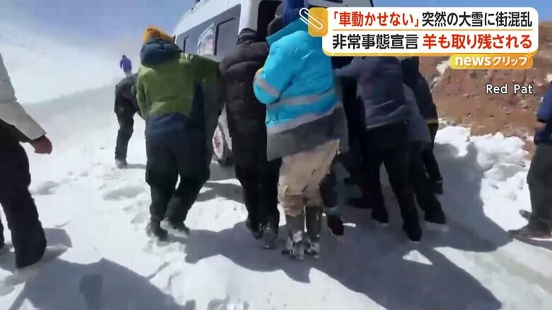 スコップで雪をかきだし車が脱出（ボリビア）