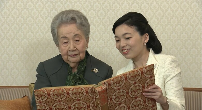 令和4年（2022年）5月 彬子さまと歓談されながらアルバムをご覧の百合子さま（宮邸）