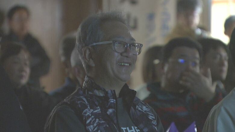 観戦する丸山選手の父・守さん