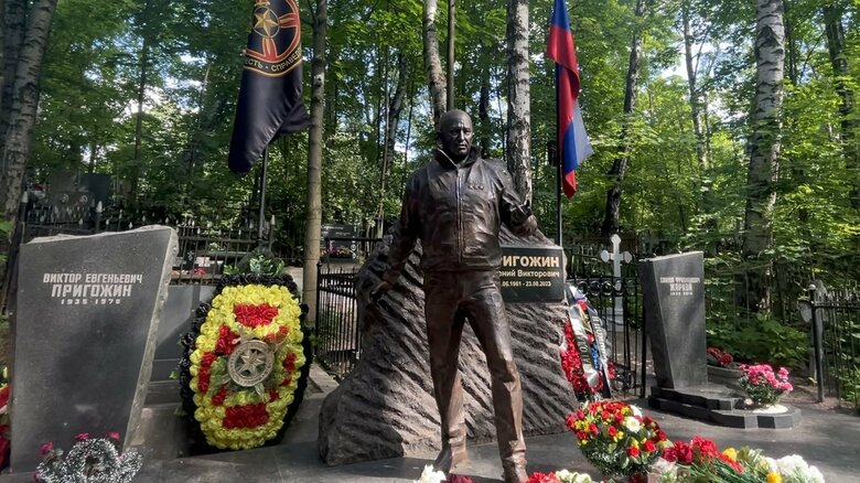 墓前に設置されたプリゴジン氏の銅像。左の墓石下には父ビクトル氏が眠る
