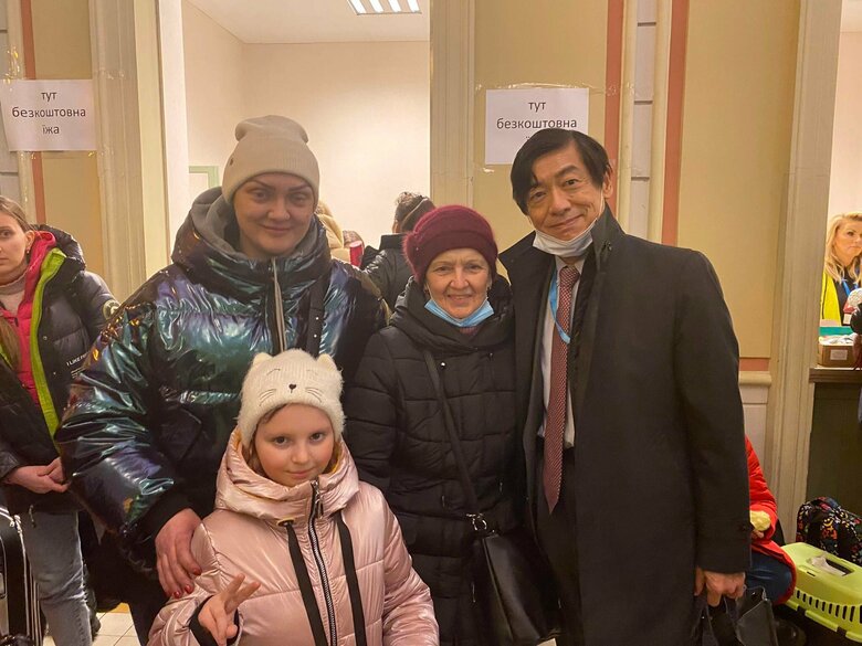 国境に近いプシェミシルの駅で避難民の家族と撮影した