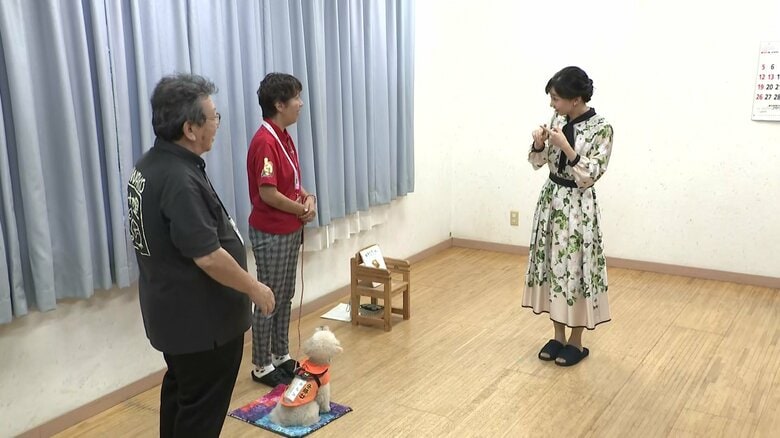 手話で交流される佳子さま（滋賀・米原市）