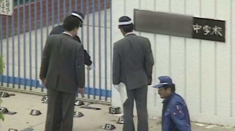 頭部が置かれた中学校の校門前