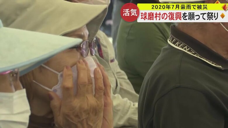 塚原さんの歌を聞いて涙する人