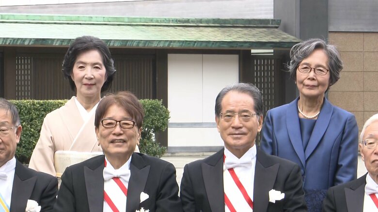写真撮影時、山本拓氏の後ろに高市首相の姿はなかった