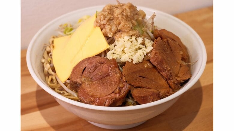 スライスチーズがトッピングされた“二郎系ラーメン”