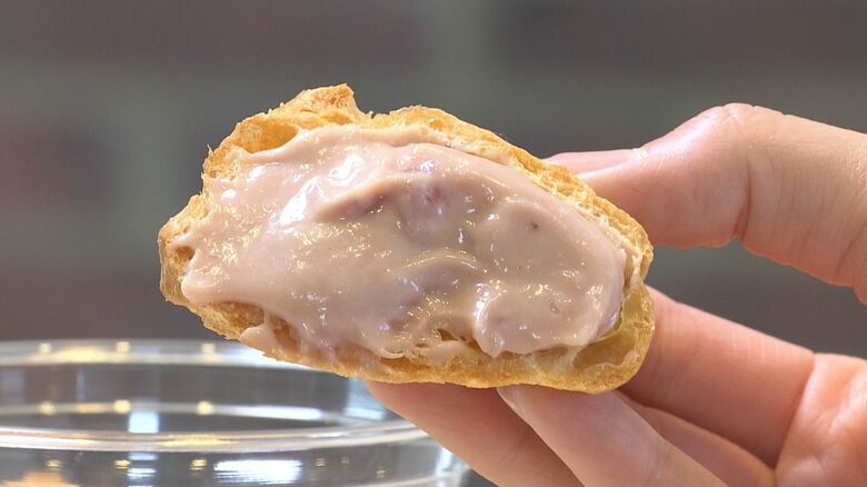 サクサクの皮に、いちごクリームが詰まっている