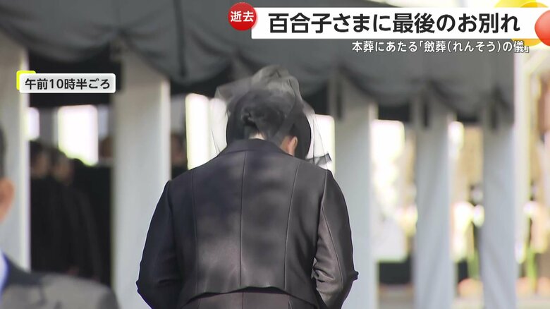 拝礼を終え、厳粛な表情で再び祭壇に一礼した愛子さま