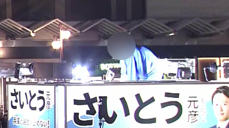 選挙カーに乗るPR会社代表とみられる人物