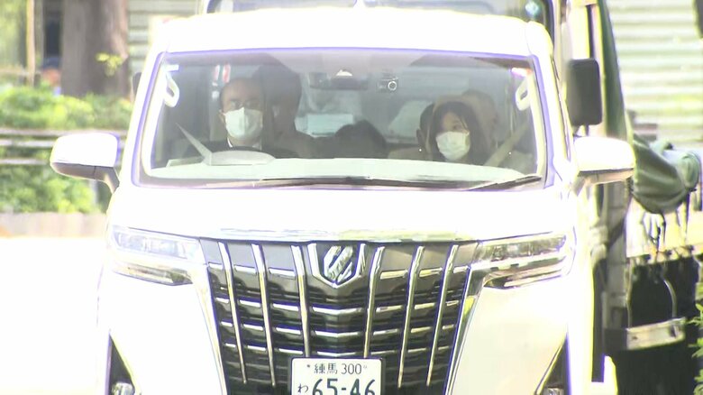 ピースサインで警視庁に入るつばさの党運動員の杉田勇人容疑者　5月17日