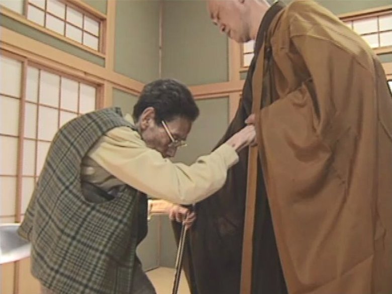 足が不自由な母・美恵子さんと介護をする金子さん