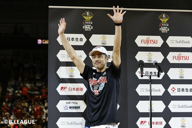 優勝インタビューでの広島・朝山正悟（28日、横浜アリーナ）