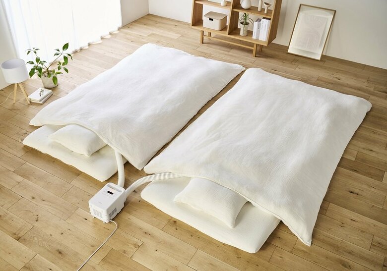 送風口（ノズル）を布団の間に差しこむ「マットなしタイプ」が現在の主流（提供：アイリスオーヤマ）