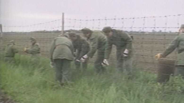 ハンガリー軍によるオーストラリア国境の鉄条網柵撤去作業　1989年5月