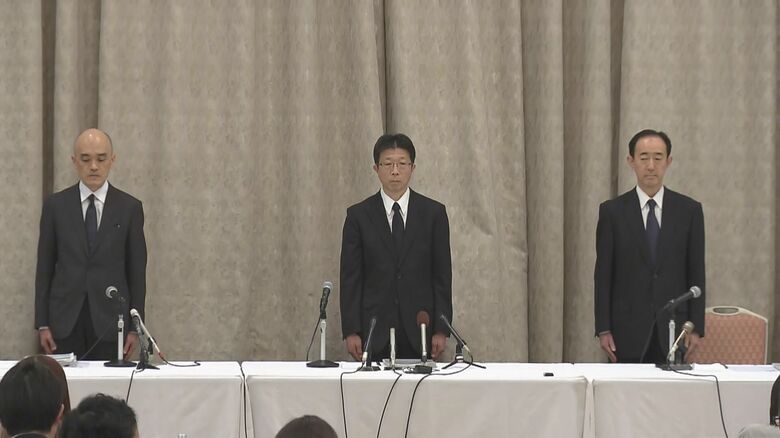 会見を行う阪急阪神HDの幹部　左から宝塚歌劇団・村上浩爾理事長　阪急阪神HD・嶋田泰夫代表取締役社長　大塚順一執行役員