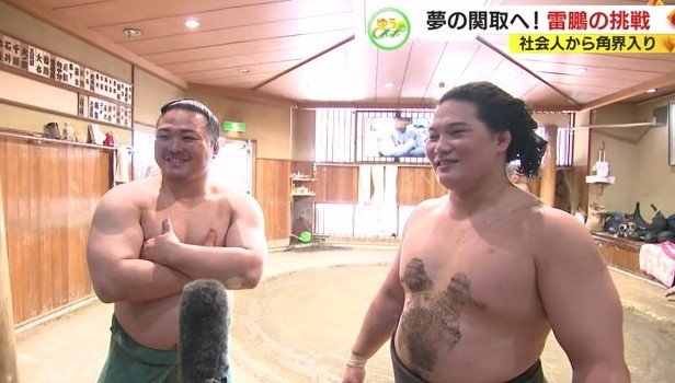 笑顔で質問に答える2人