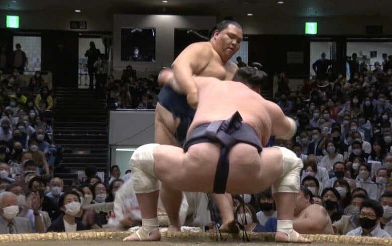 御嶽海を寄り切り優勝を決めた