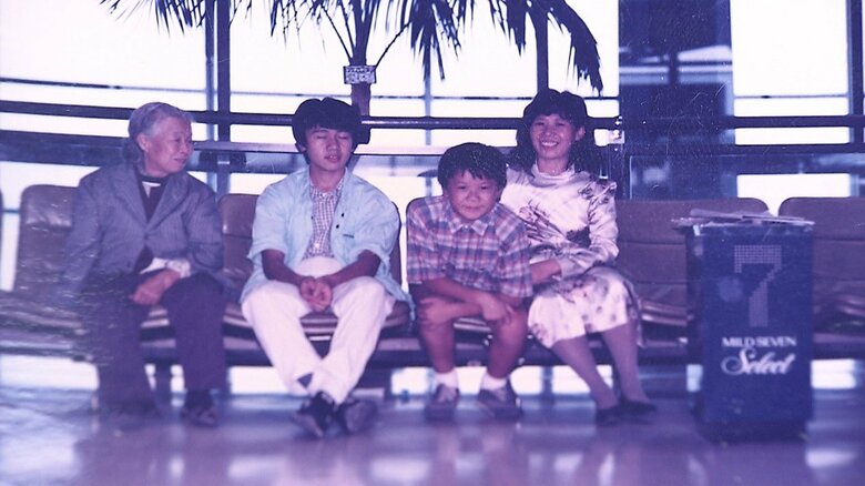 養母と池田さん、池田さんの子どもたち 