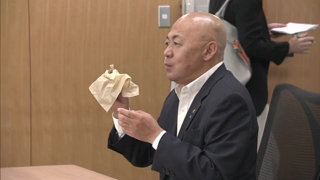試食した須賀川市の大寺正晃市長