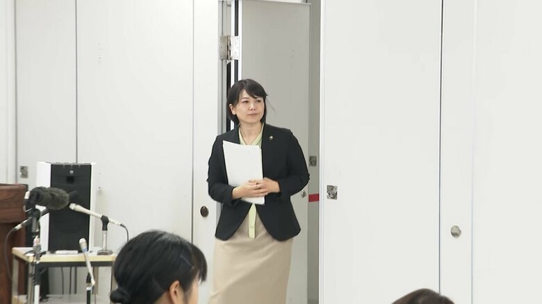 定例記者会見に臨む前橋市の小川市長　10月6日