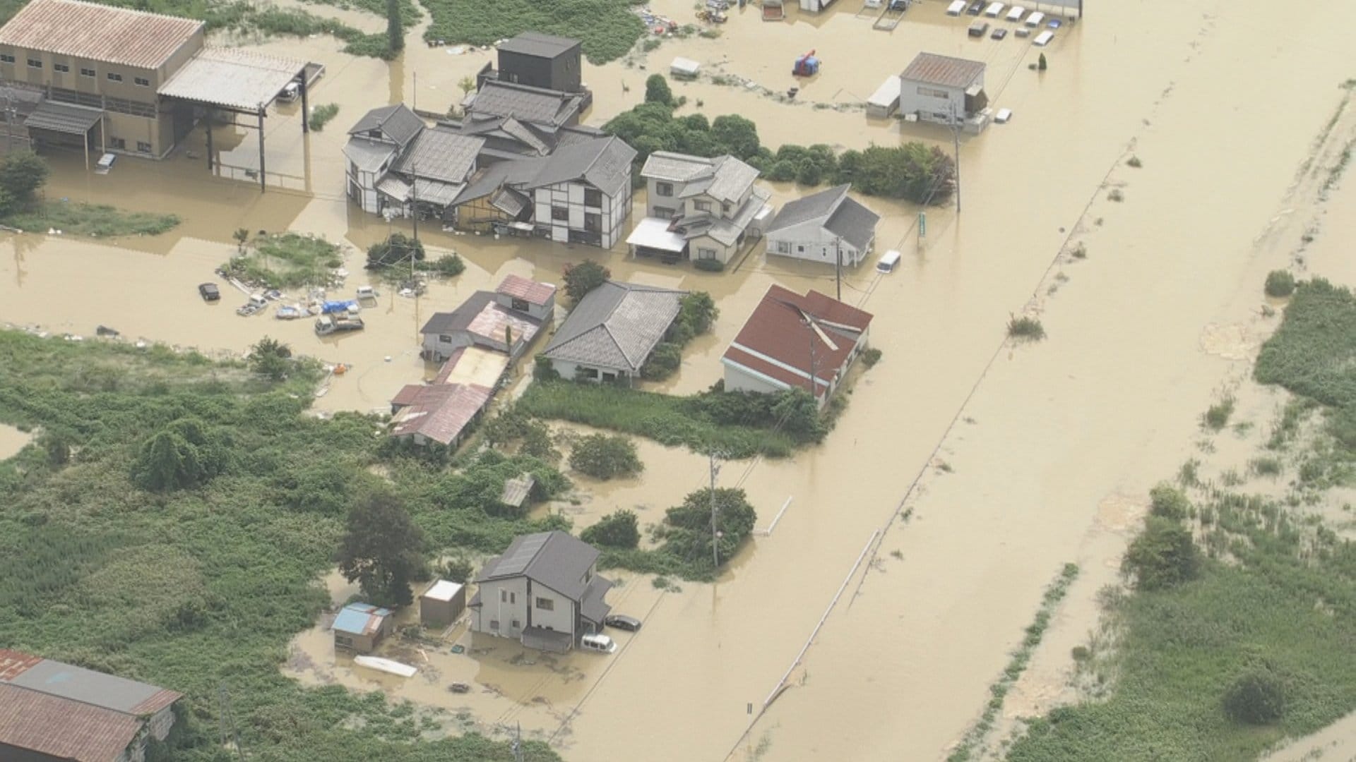 上空から見た富山県氷見市の冠水被害 腰の高さほど水に浸かったコンビニ、ボートで進む救助隊 土砂崩れで道路は寸断 ブリ漁の定置網には流木が絡む