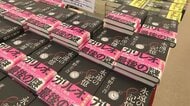 先月死去した東野圭吾さんの新刊「永遠の記憶」発売　代表作「ガリレオ」シリーズ最新作　書店に多くのファン集まる