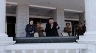 金正恩氏が大型多連装ロケット砲の射撃を視察　娘や妻とともに最新技術集めた展示会へ　「力こそが平和」と強調