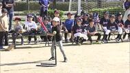 棒の上のボールを打つ「ティーボール大会」　野球に似た競技を子…