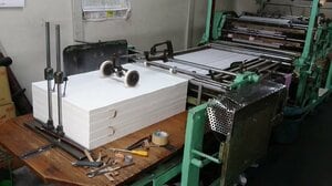 ノートに線を引く「罫引き印刷機」が最後の1台に…壊れたらどうなる?ツバメノートに聞いてみた