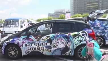 女性オーナーも参加!真夜中のお台場に『痛車』1000台集結