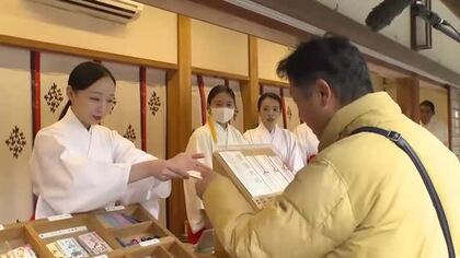 航空会社のスタッフが神社の「臨時巫女」に　正月を前にお守りの渡し方など学ぶ　新型コロナ禍がきっかけ　福岡・宗像市