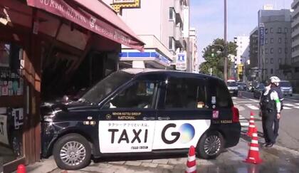 【速報】タクシーが衝突事故のはずみで店に突っ込む　運転手と乗客が軽傷　大阪・中央区